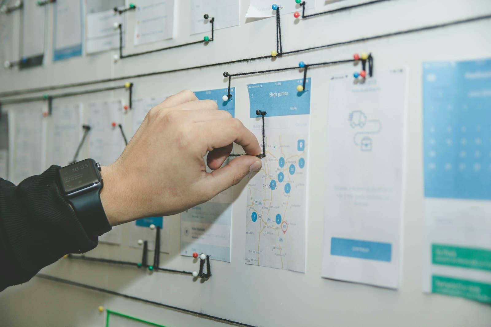 Team plant einen Workflow am Whiteboard